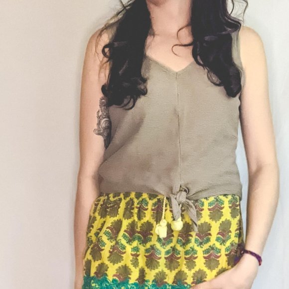 Tie Front Texture & Thread Tank Top - Picture 2 of 4